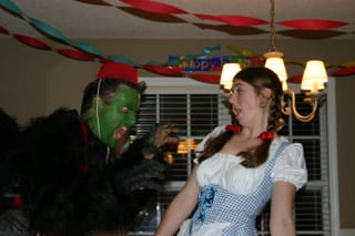 flyingMonkeyAndDorothy2