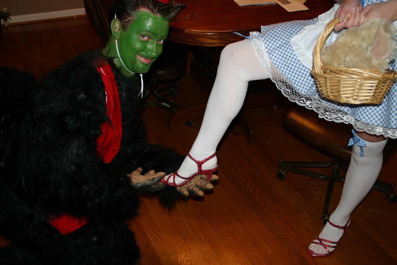 flyingMonkeyAndDorothy4