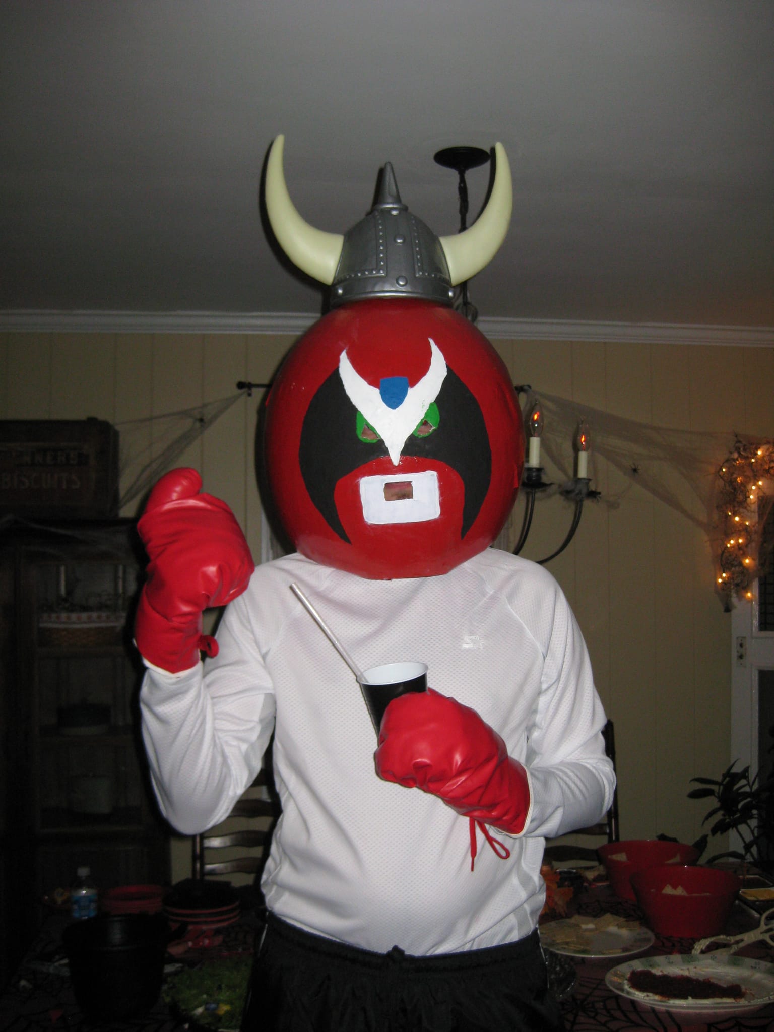 Strongbad find hat.  Strongbad Like hat.  Strongbad keep hat, you no get back