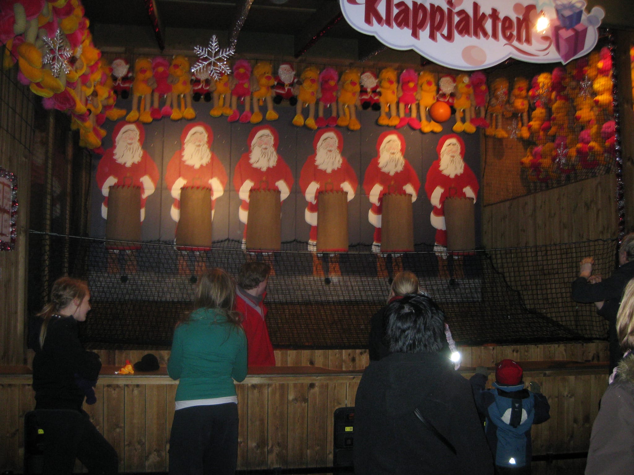 Klappjakten - throw plasic balls in Tomte's sack