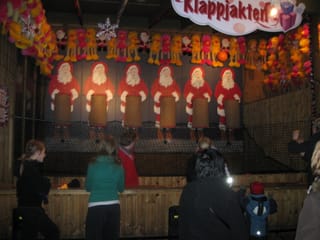 Klappjakten - throw plasic balls in Tomte's sack