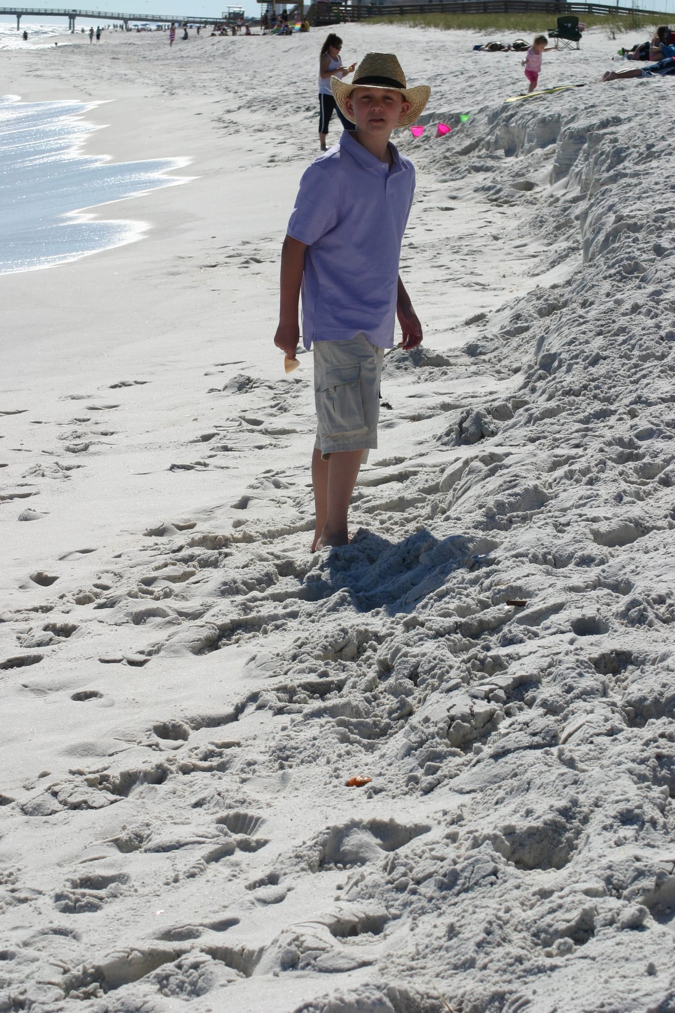 Hat-sporting Hayden on the beach