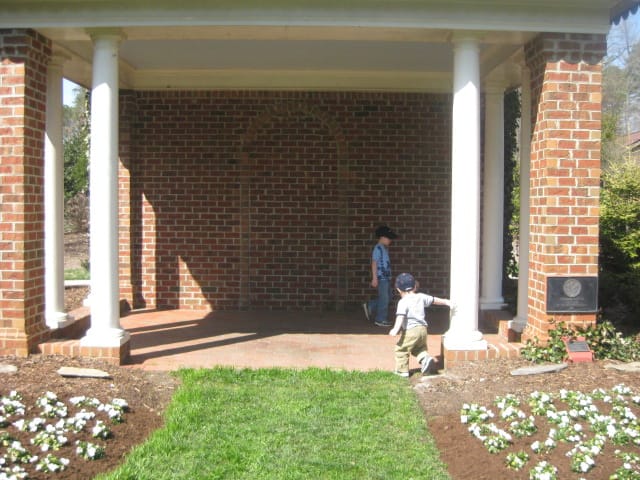 Hey check out this cool place... with Shade!