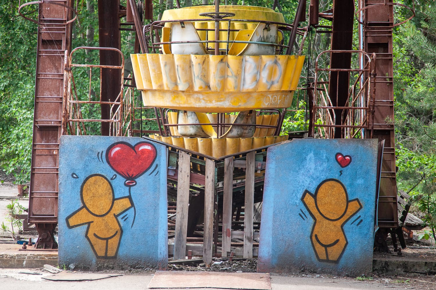Balloons on the ferris wheel