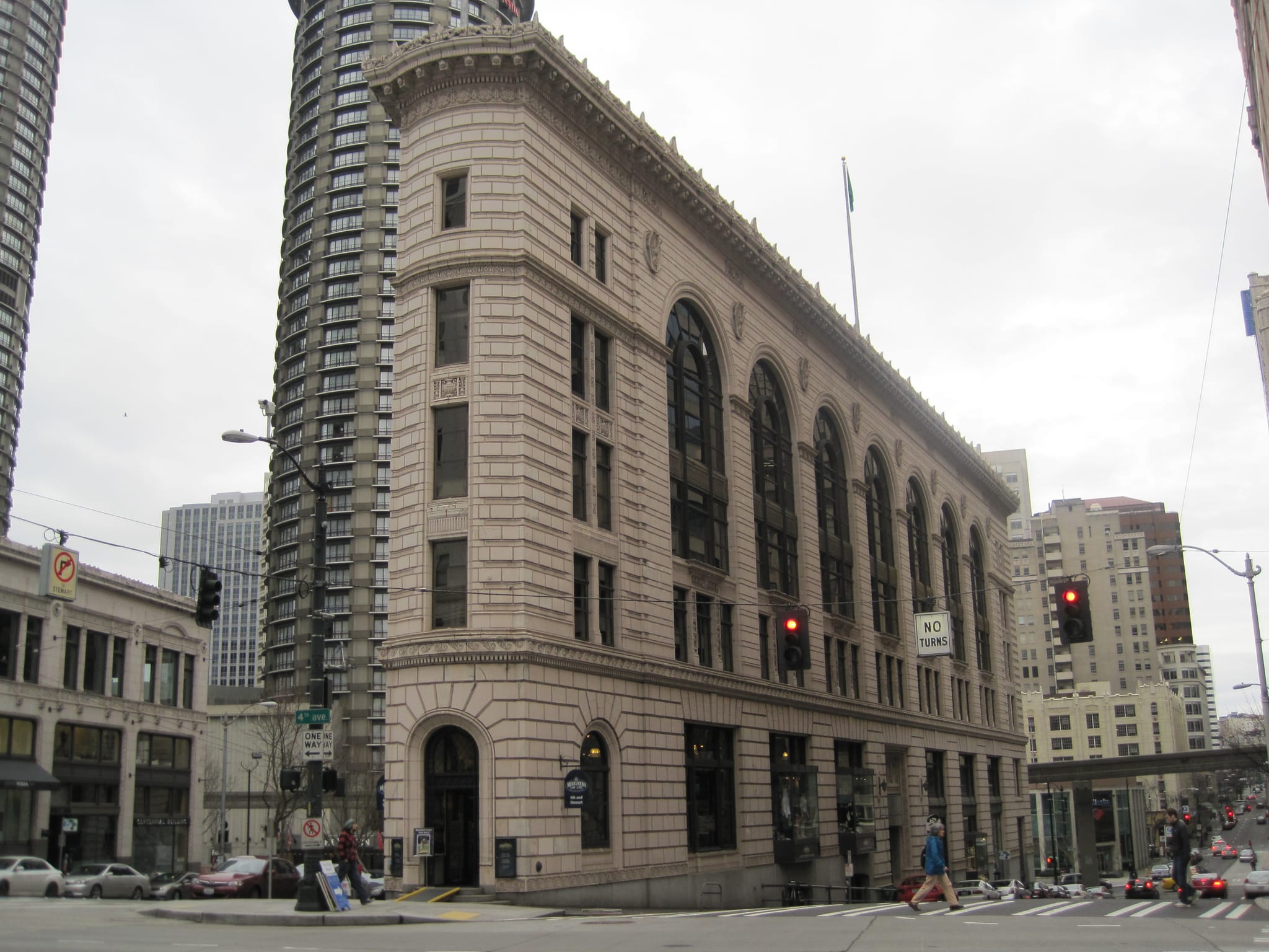 Mariner's fan apparel store.